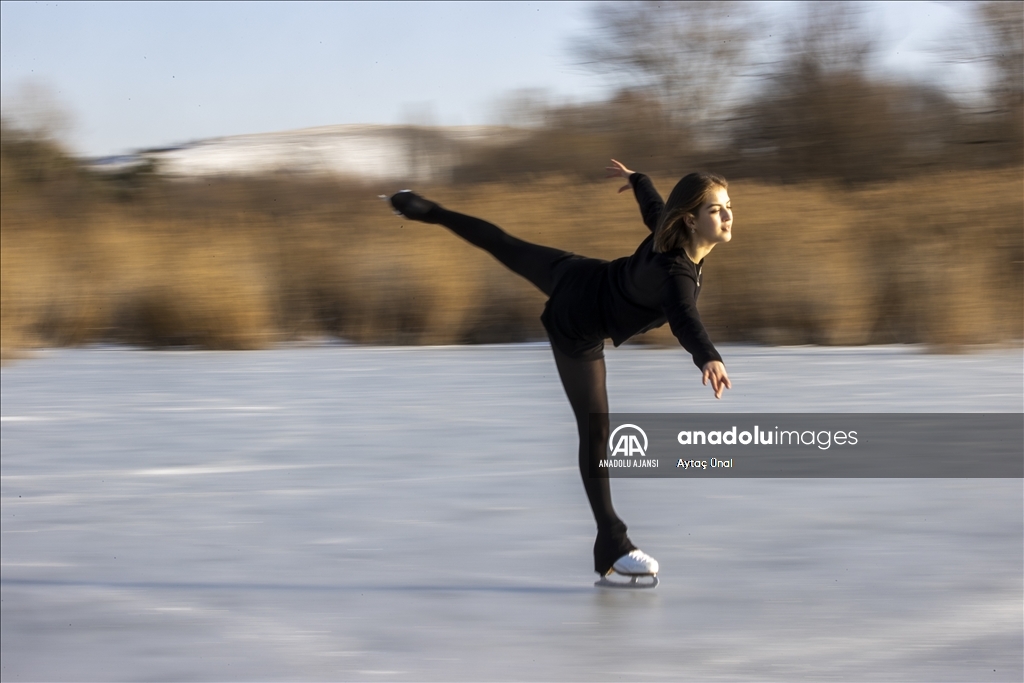 Milli buz patenci İklim Şentunalı, Eymir Gölü üzerinde gösteri yaptı