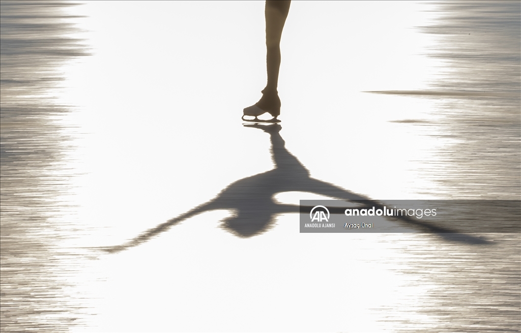 Milli buz patenci İklim Şentunalı, Eymir Gölü üzerinde gösteri yaptı