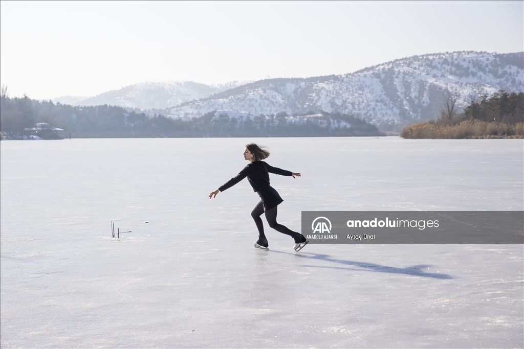 Milli buz patenci İklim Şentunalı, Eymir Gölü üzerinde gösteri yaptı
