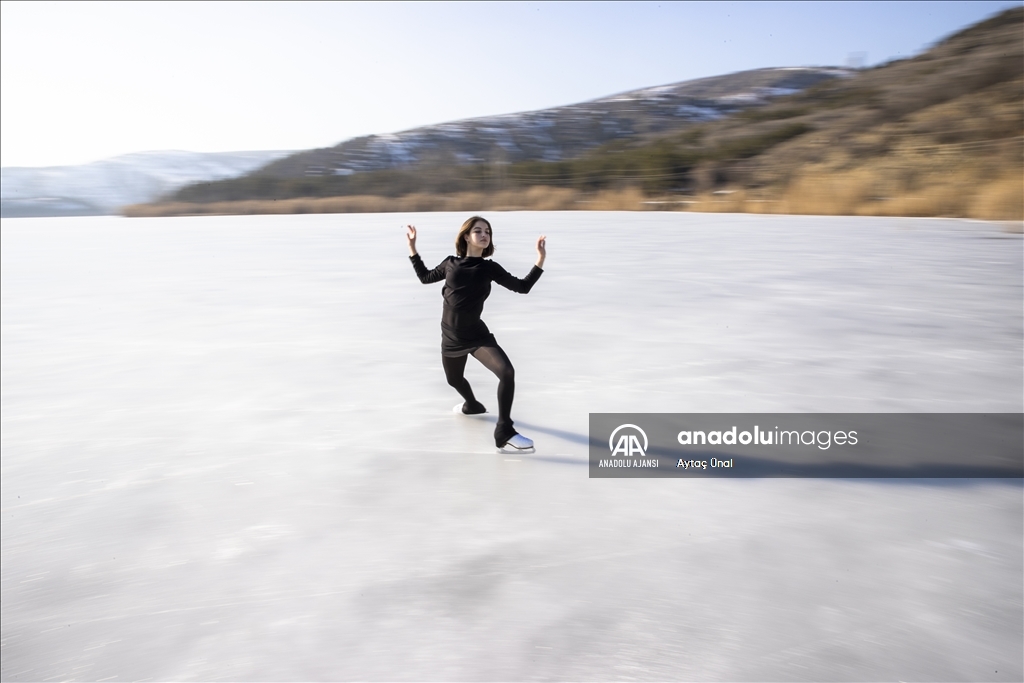 Milli buz patenci İklim Şentunalı, Eymir Gölü üzerinde gösteri yaptı