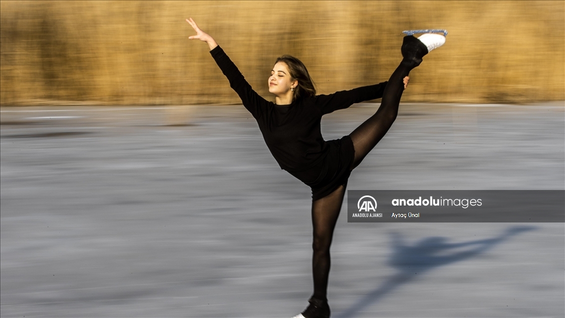 Milli buz patenci İklim Şentunalı, Eymir Gölü üzerinde gösteri yaptı