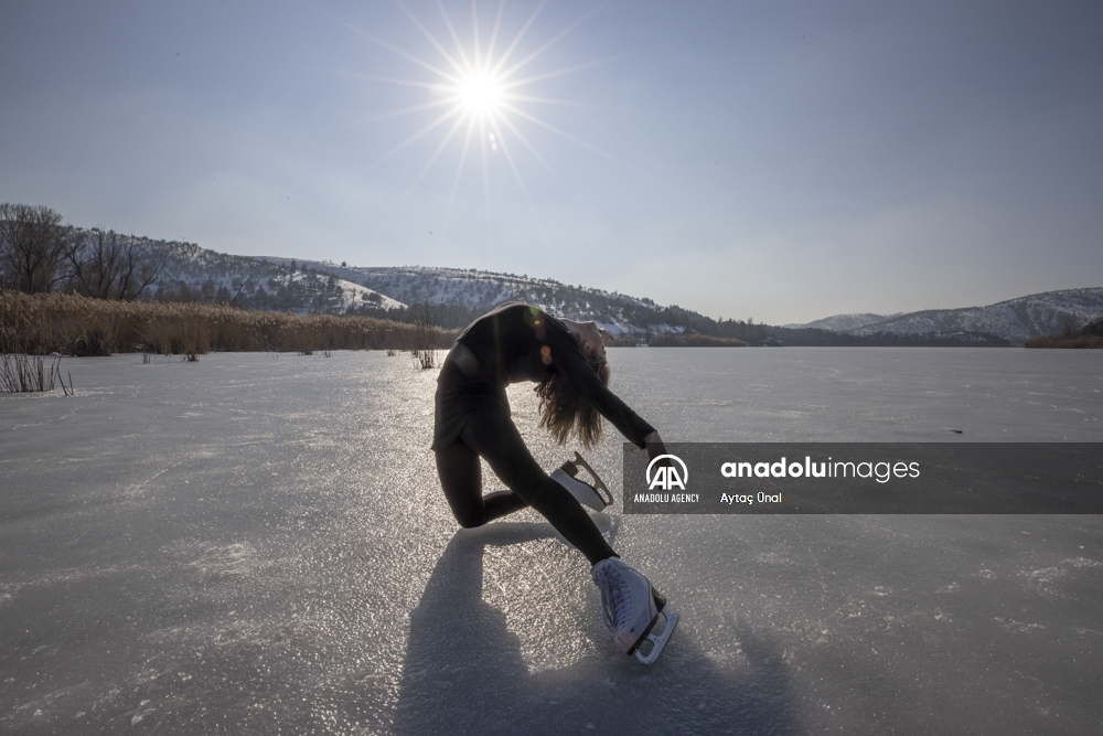 Patinadora artística turca realiza su presentación en el lago congelado Eymir
