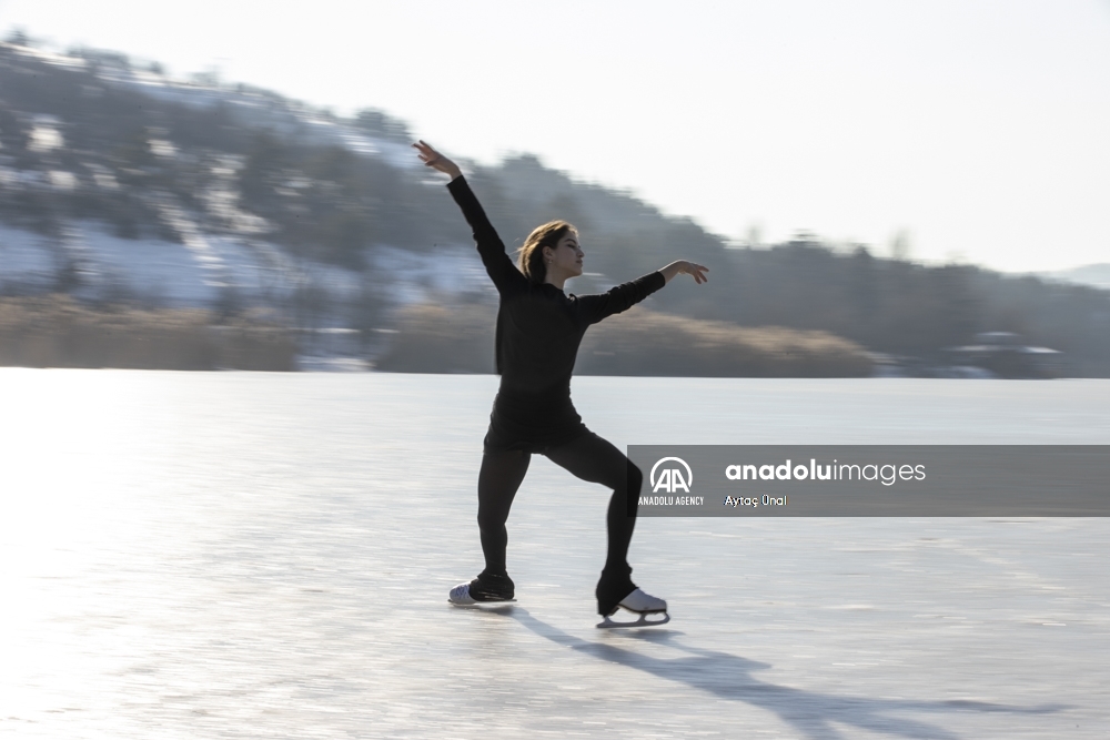 Patinadora artística turca realiza su presentación en el lago congelado Eymir