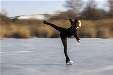 Patinadora artística turca realiza su presentación en el lago congelado Eymir