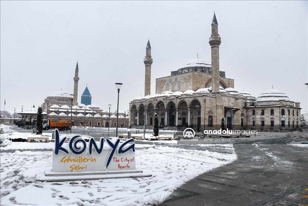 Konya kar yağışıyla beyaza büründü