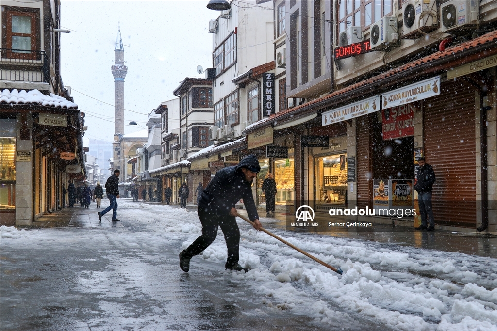 Konya kar yağışıyla beyaza büründü