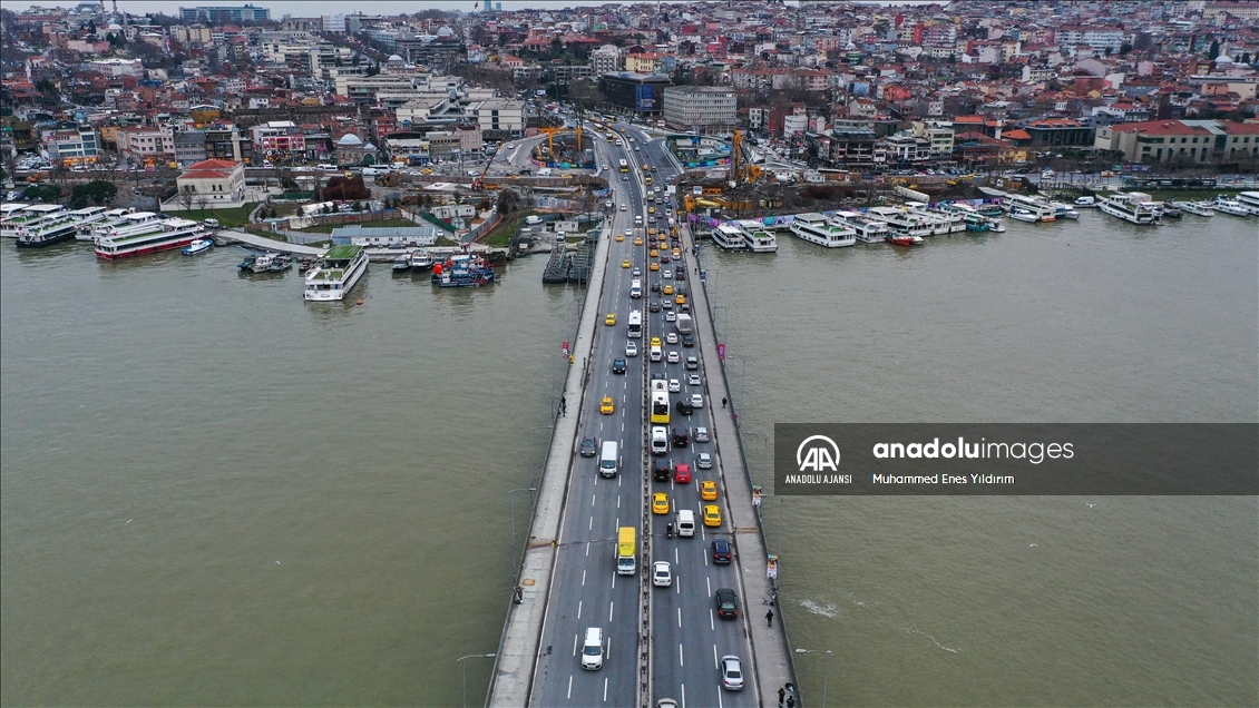 Haliç'te suyun rengi kahverengiye dönüştü