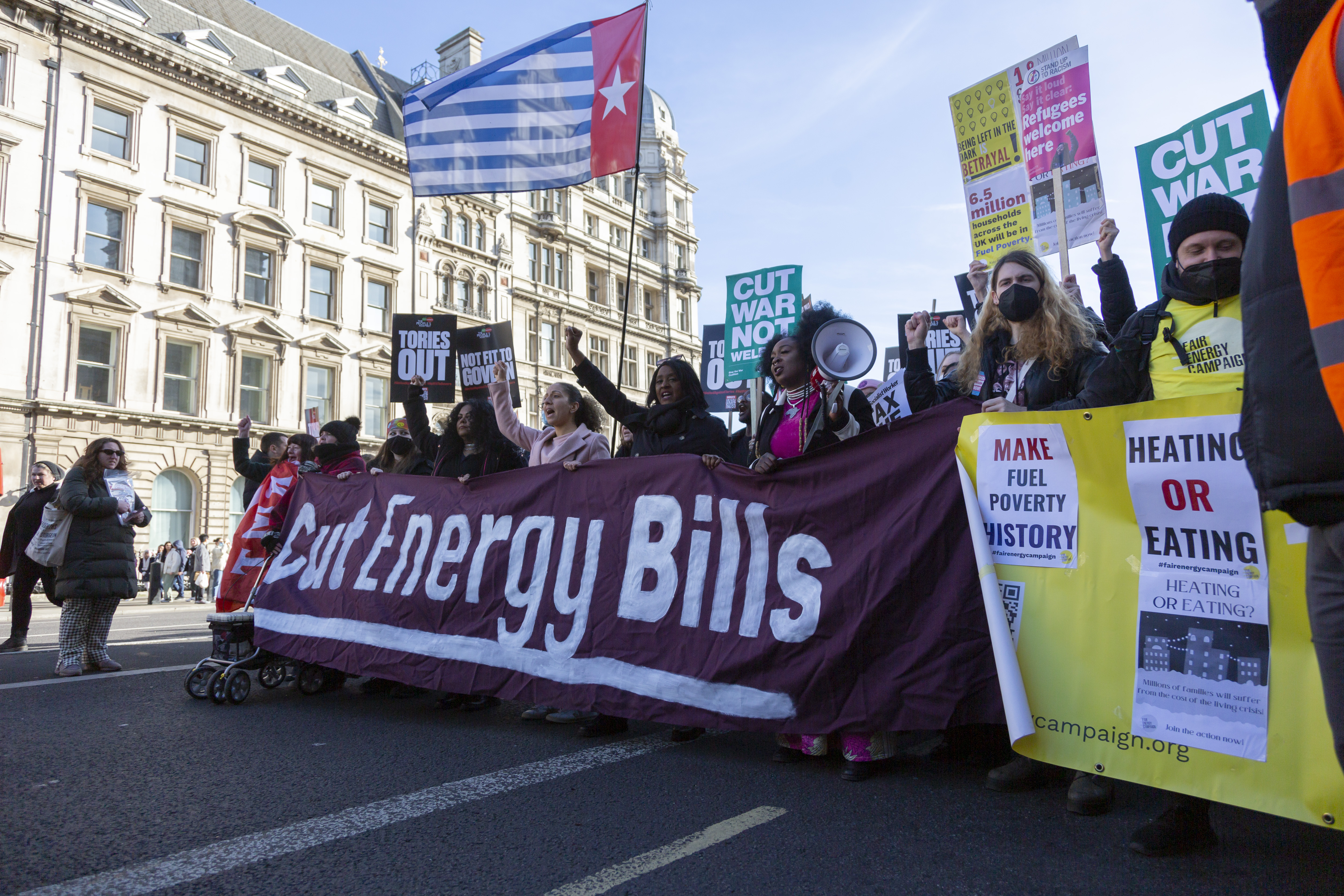 İngiltere'de enerji faturaları ve gıda fiyatlarındaki artışlar başkent Londra'da protesto edildi 
