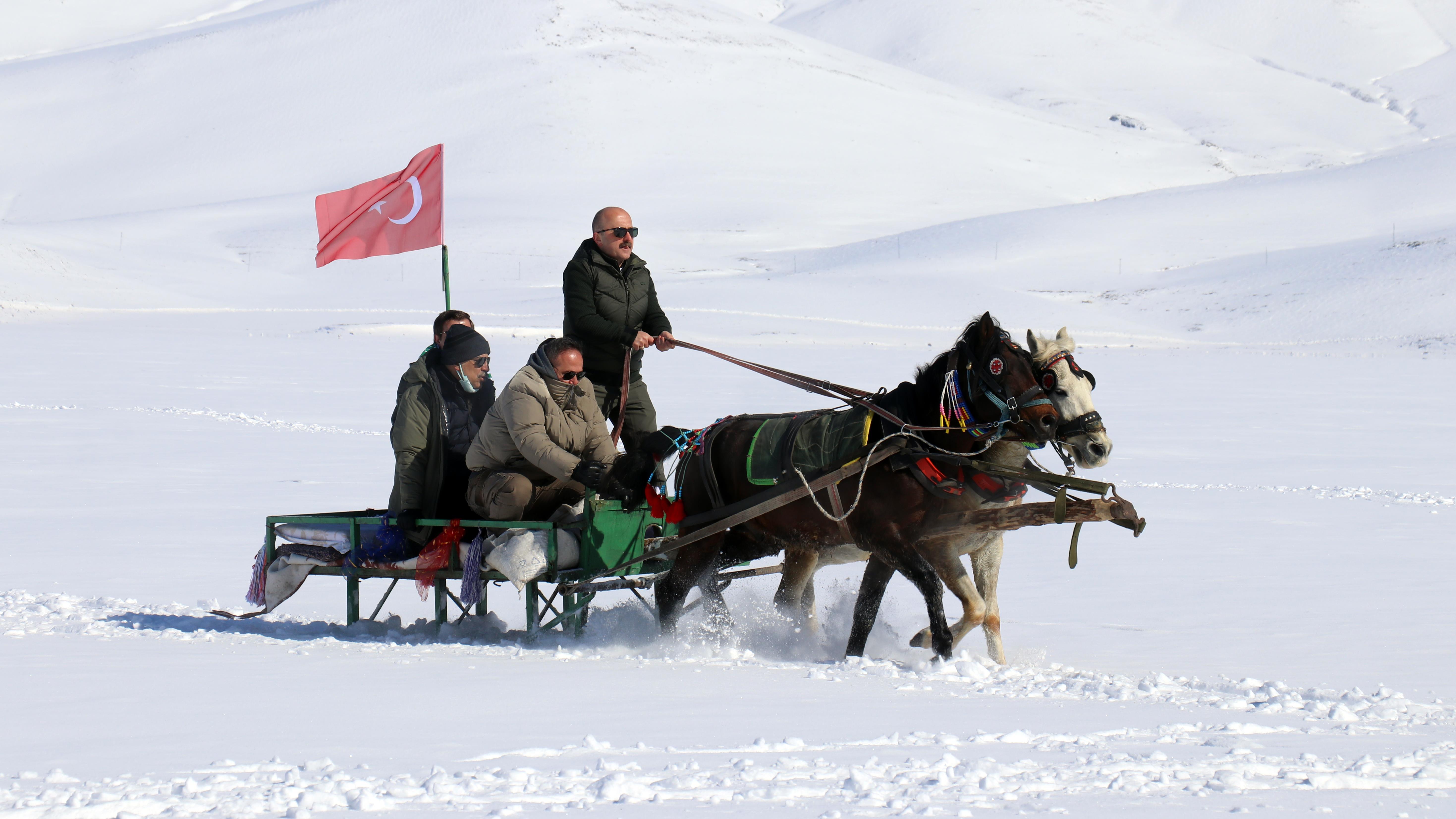 Balık Gölü'nde atlı kızak ve su altı dalışı ilgi gördü