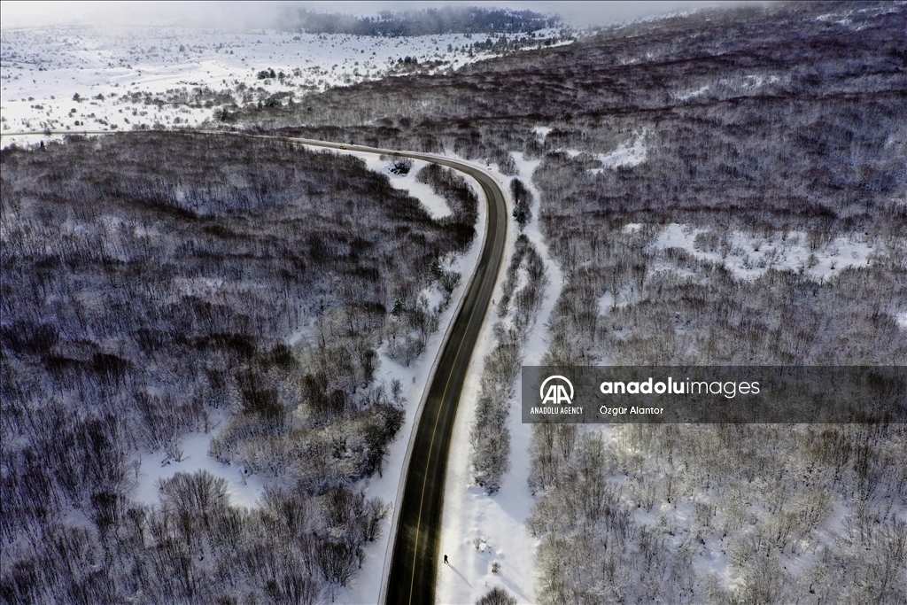 لقطات جوية ساحرة لجبل الكرة المغطى بالثلوج شمالي تركيا