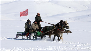 Balık Gölü'nde atlı kızak ve su altı dalışı ilgi gördü