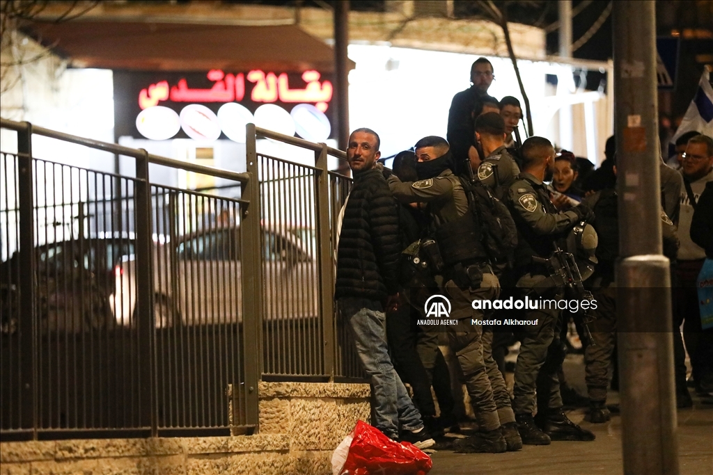 منذ ساعات ظهيرة الأحد، تقوم القوات الإسرائيلية بقمع أهالي حيّ الشيخ جراح والمتضامنين معهم