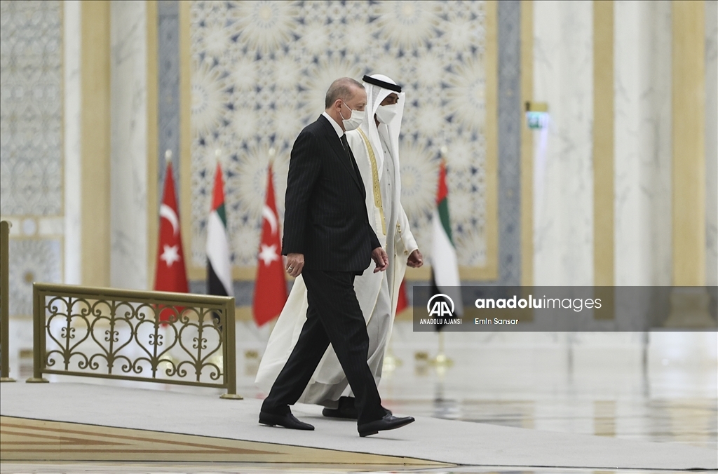 Cumhurbaşkanı Erdoğan, Abu Dabi Veliaht Prensi Zayed tarafından resmi törenle karşılandı