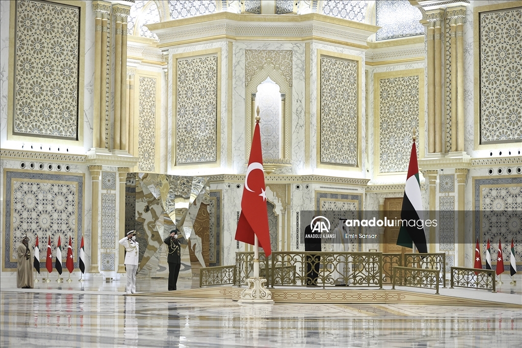 Cumhurbaşkanı Erdoğan, Abu Dabi Veliaht Prensi Zayed tarafından resmi törenle karşılandı