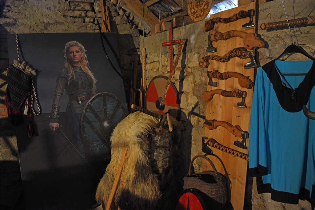 "Vikingu boshnjak" shndërron shtëpinë e tij në një punishte sëpatash të vikingëve