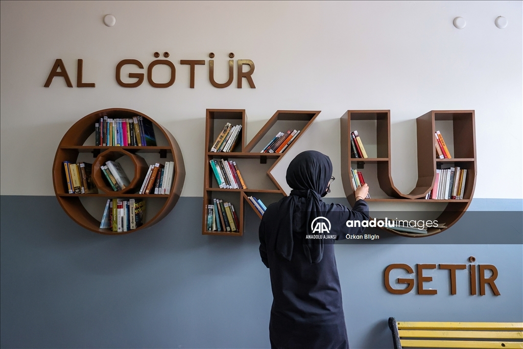 "Geri dönüşen malzemeler" kütüphaneyi renklendirdi