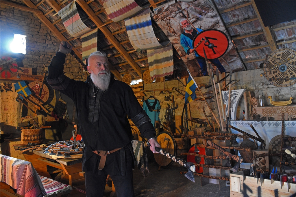 "Vikingu boshnjak" shndërron shtëpinë e tij në një punishte sëpatash të vikingëve