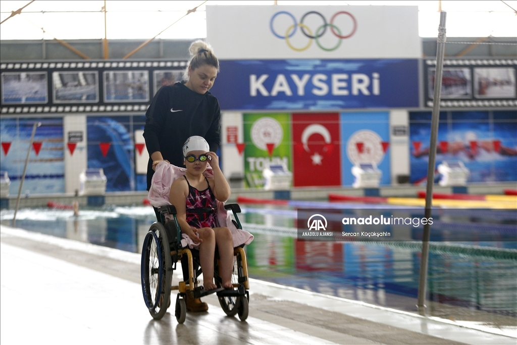 Engelleri kulaçla aşan Ayşegül, 5 ayda altın madalyaya uzandı