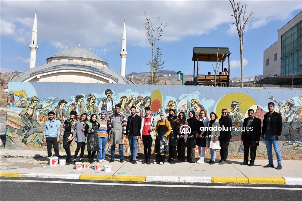 Şırnak Üniversitesi öğrencileri kentin kültürel değerlerini duvara resmetti