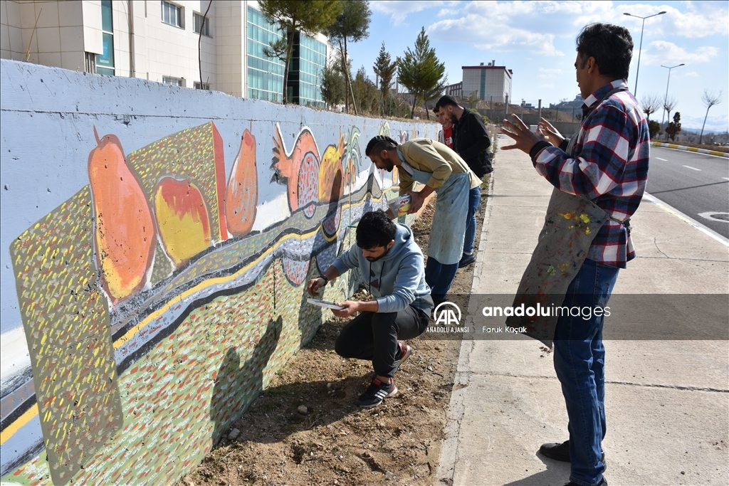 Şırnak Üniversitesi öğrencileri kentin kültürel değerlerini duvara resmetti