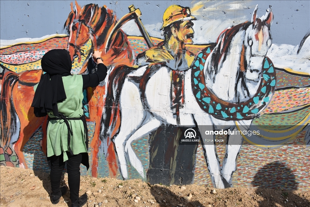 Şırnak Üniversitesi öğrencileri kentin kültürel değerlerini duvara resmetti