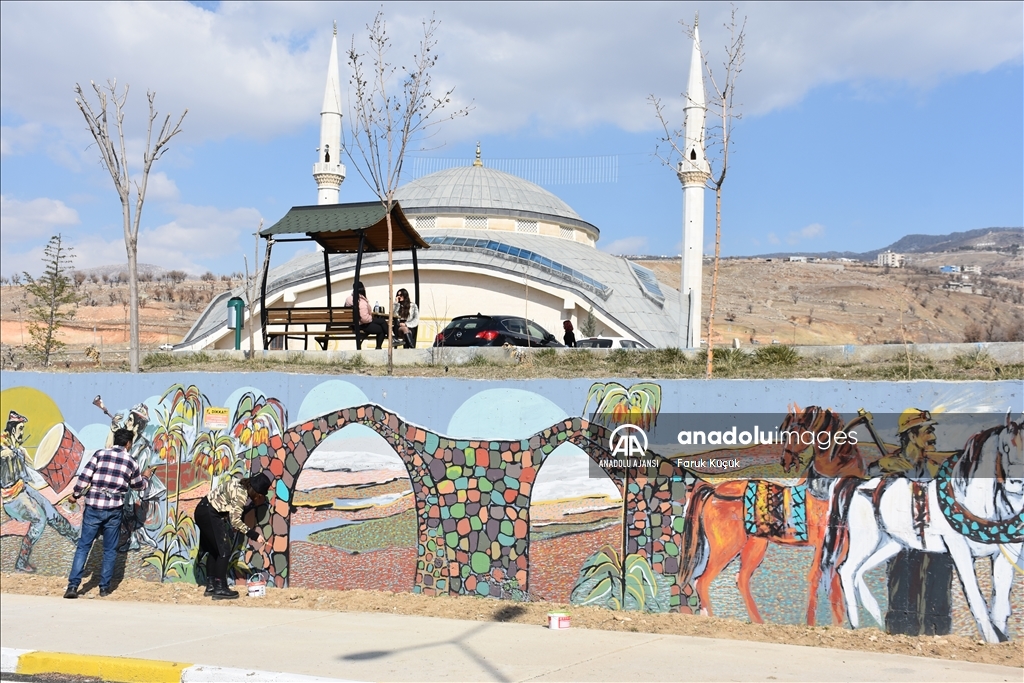 Şırnak Üniversitesi öğrencileri kentin kültürel değerlerini duvara resmetti