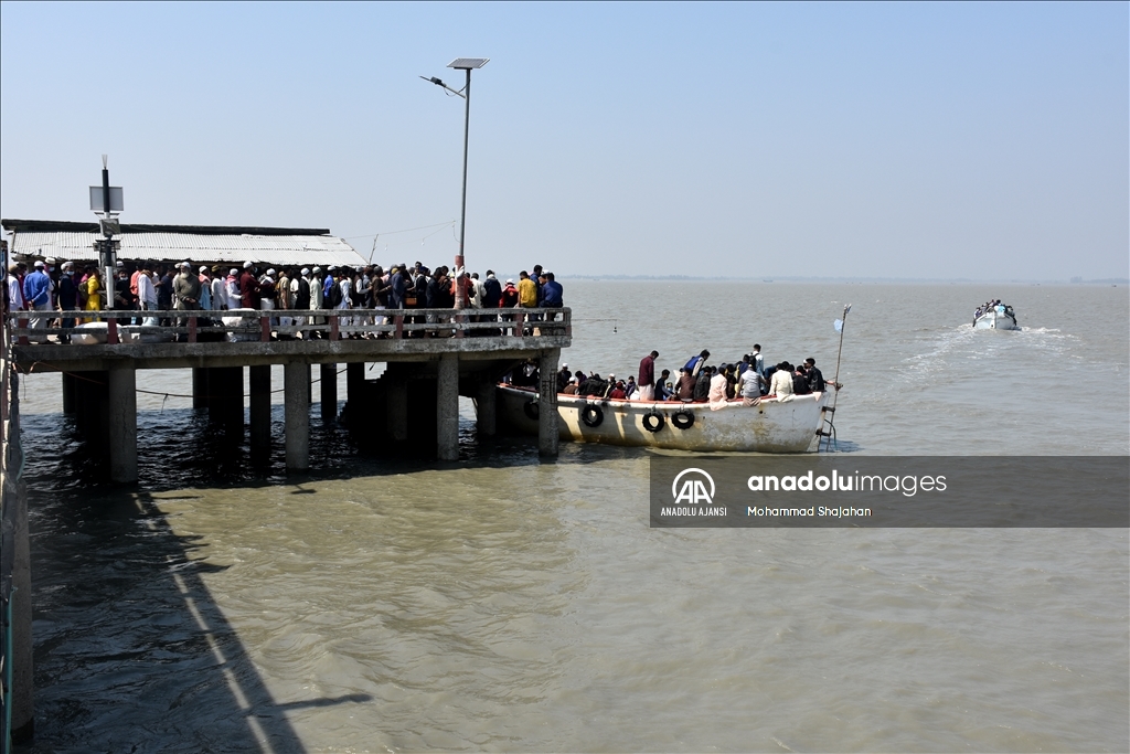 Bangladeş'te kalabalık botlarla tehlikeli deniz yolculuğu