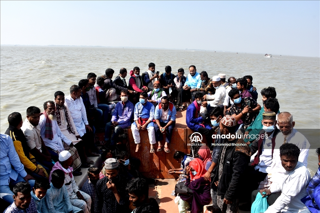 Bangladeş'te kalabalık botlarla tehlikeli deniz yolculuğu
