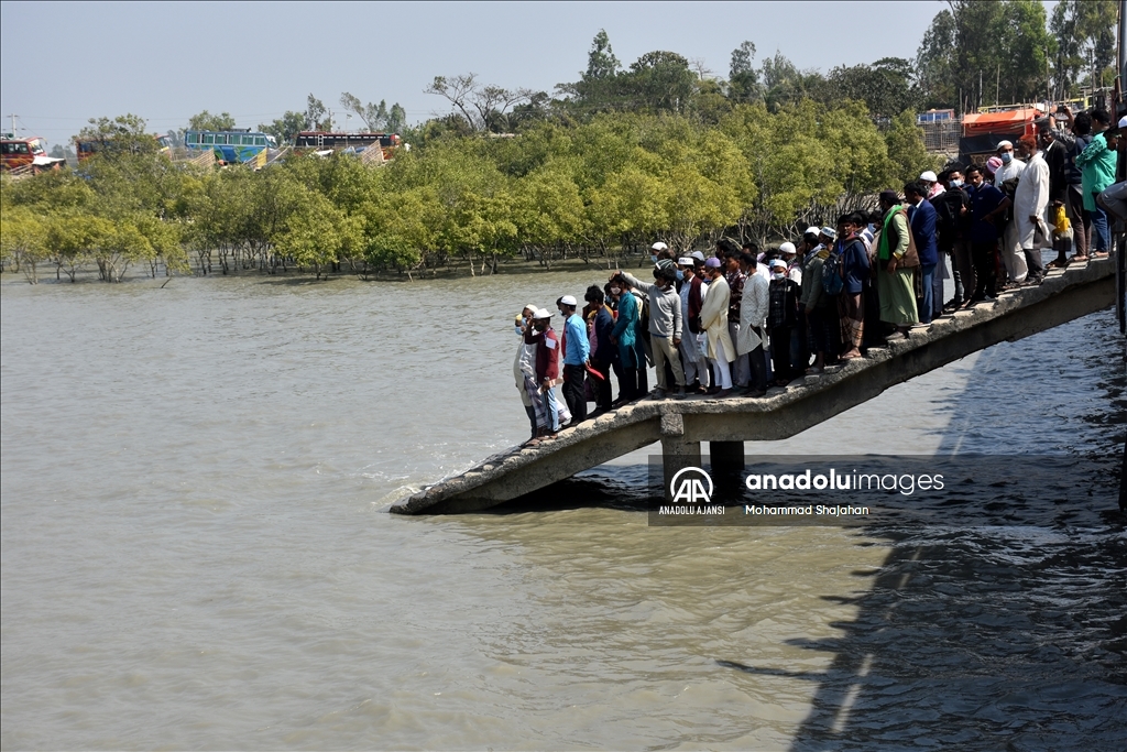 Bangladeş'te kalabalık botlarla tehlikeli deniz yolculuğu