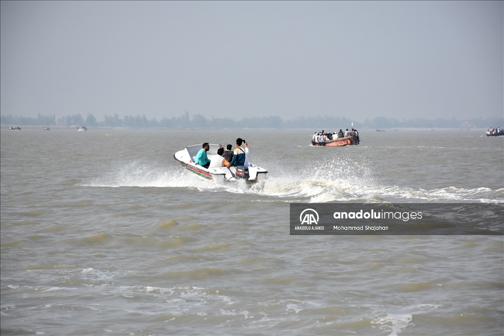 Bangladeş'te kalabalık botlarla tehlikeli deniz yolculuğu