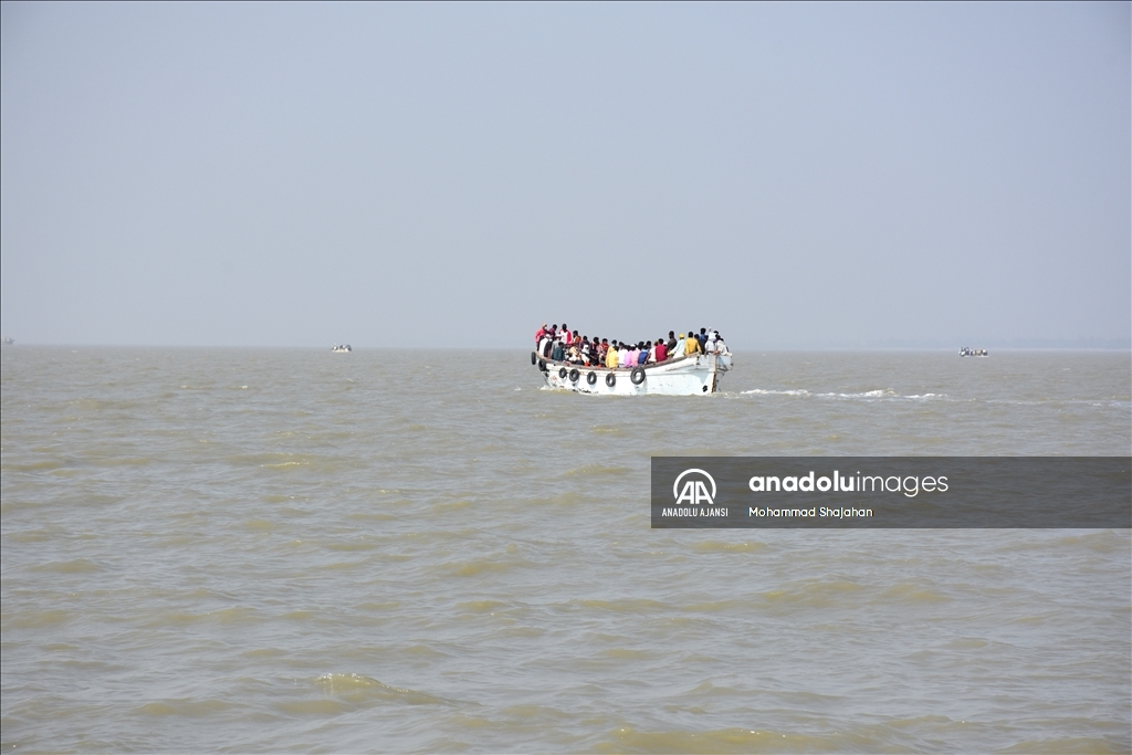 Bangladeş'te kalabalık botlarla tehlikeli deniz yolculuğu