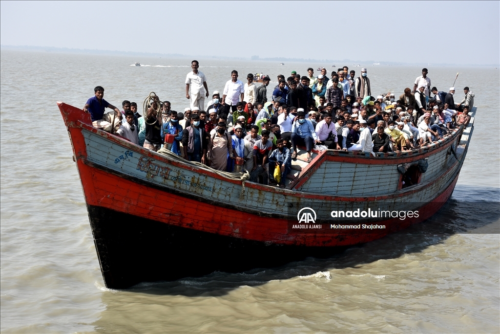 Bangladeş'te kalabalık botlarla tehlikeli deniz yolculuğu