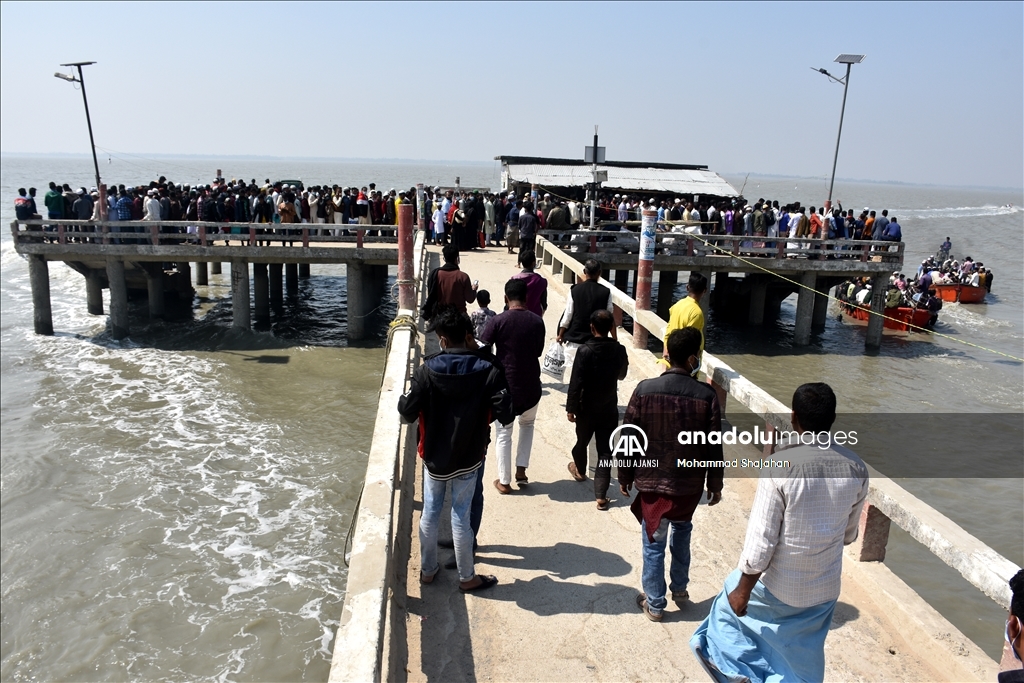Bangladeş'te kalabalık botlarla tehlikeli deniz yolculuğu