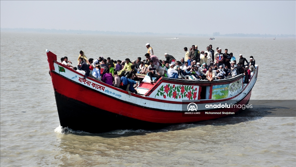 Bangladeş'te kalabalık botlarla tehlikeli deniz yolculuğu