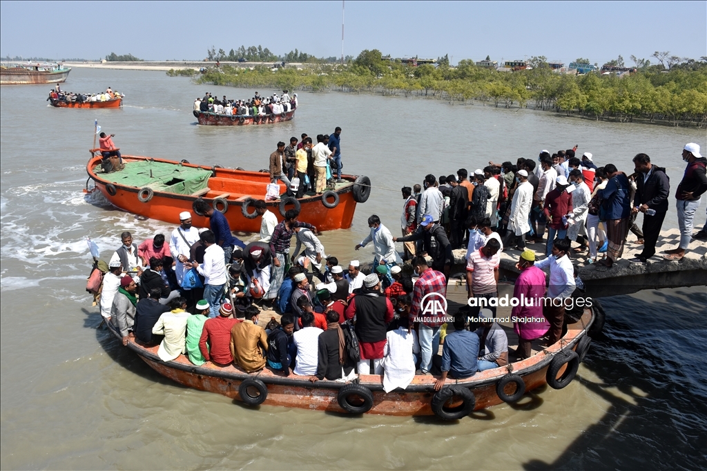Bangladeş'te kalabalık botlarla tehlikeli deniz yolculuğu