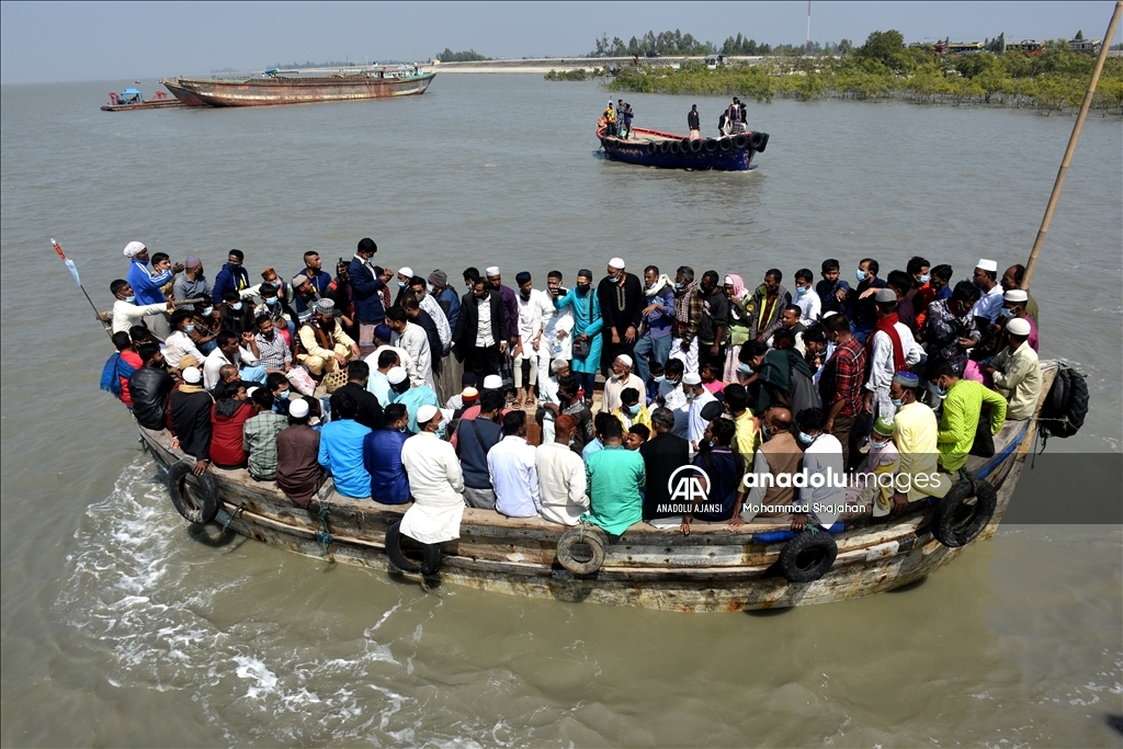 Bangladeş'te kalabalık botlarla tehlikeli deniz yolculuğu