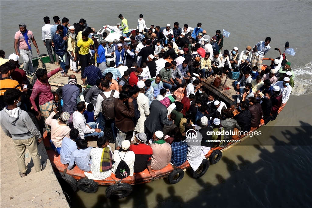 Bangladeş'te kalabalık botlarla tehlikeli deniz yolculuğu