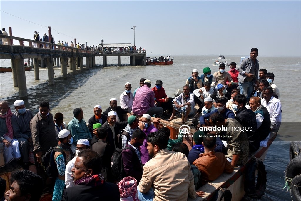 Bangladeş'te kalabalık botlarla tehlikeli deniz yolculuğu