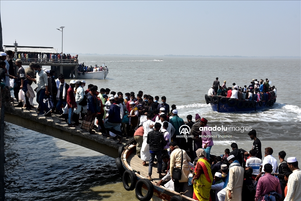 Bangladeş'te kalabalık botlarla tehlikeli deniz yolculuğu