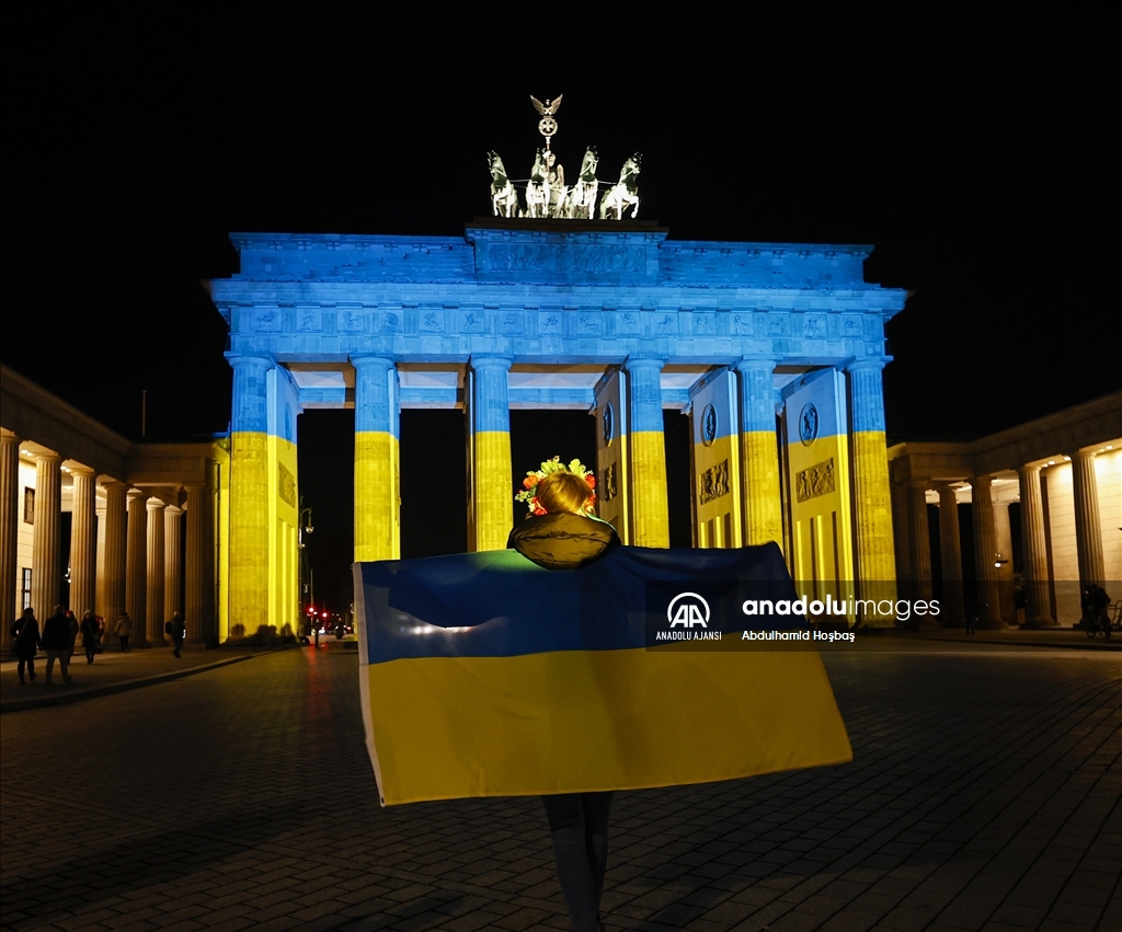 Berlin'deki Brandenburg Kapısı'na Ukrayna bayrağı yansıtıldı