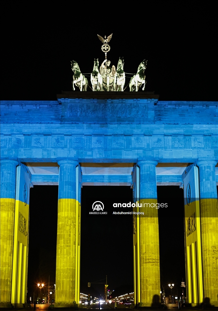 Berlin'deki Brandenburg Kapısı'na Ukrayna bayrağı yansıtıldı
