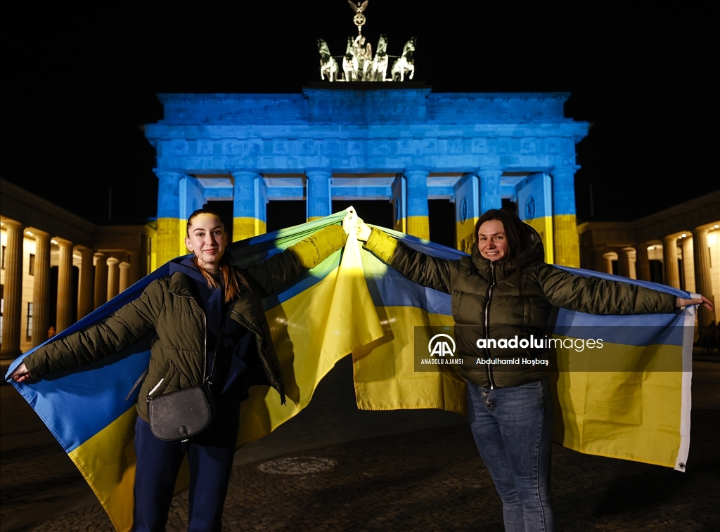 Berlin'deki Brandenburg Kapısı'na Ukrayna bayrağı yansıtıldı