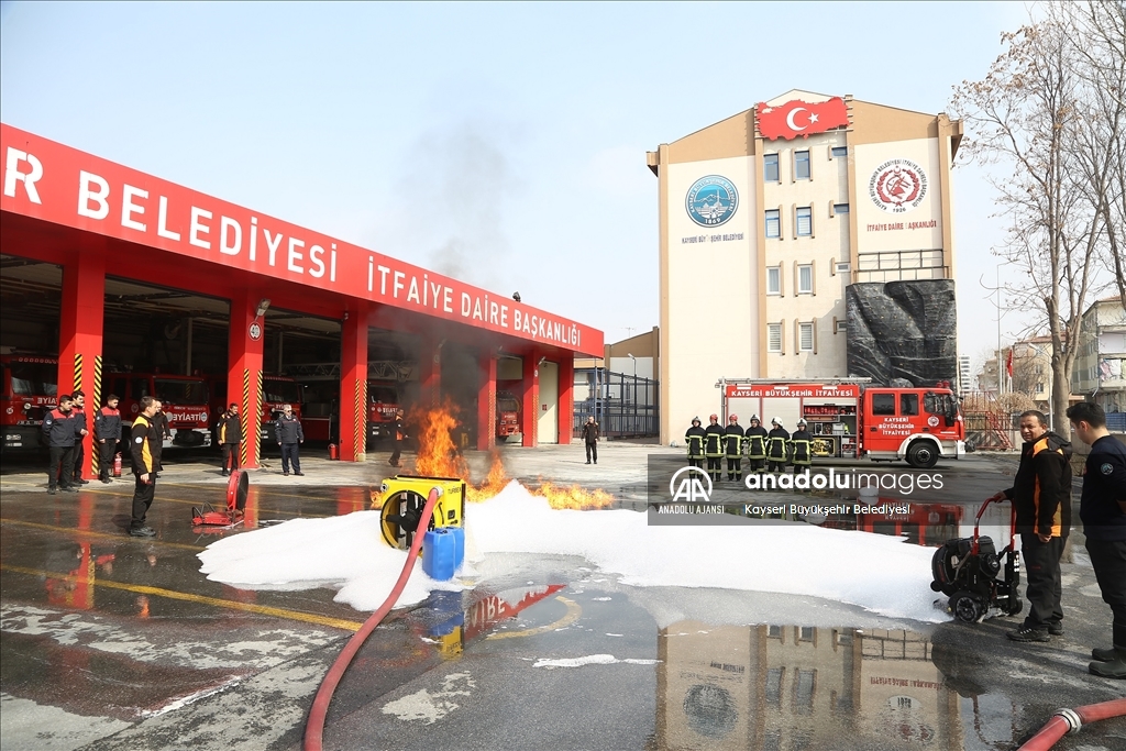 Kayseri'de stajyer itfaiyeciler eğitimden geçiyor
