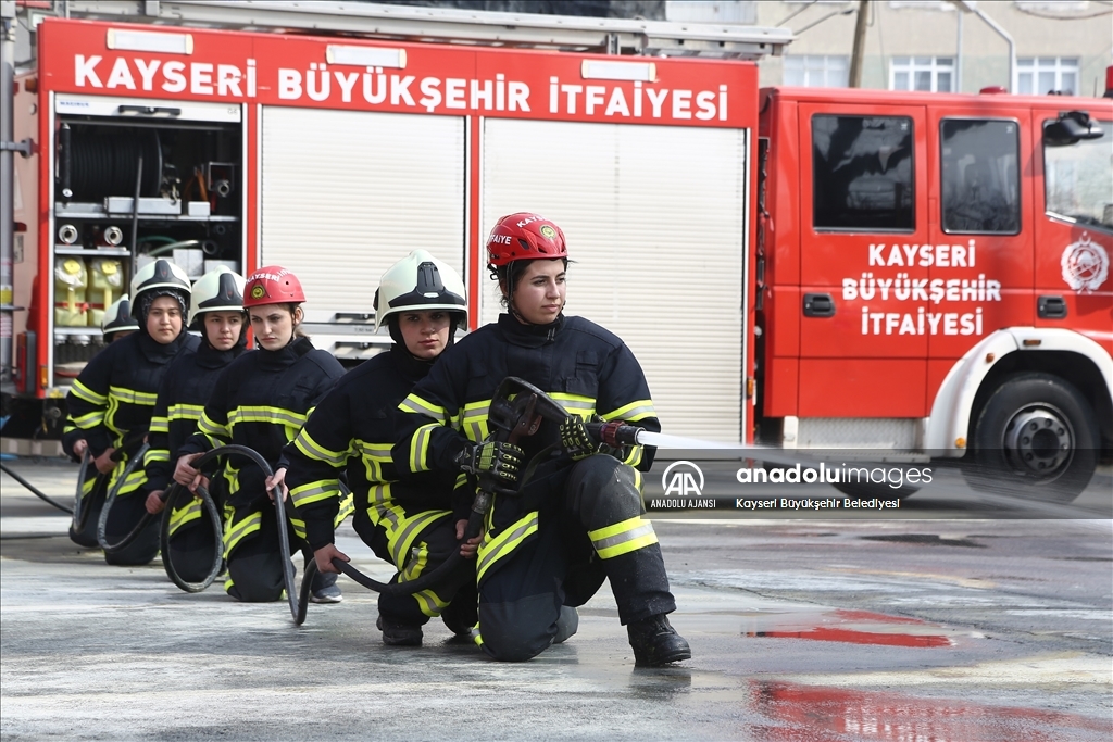 Kayseri'de stajyer itfaiyeciler eğitimden geçiyor