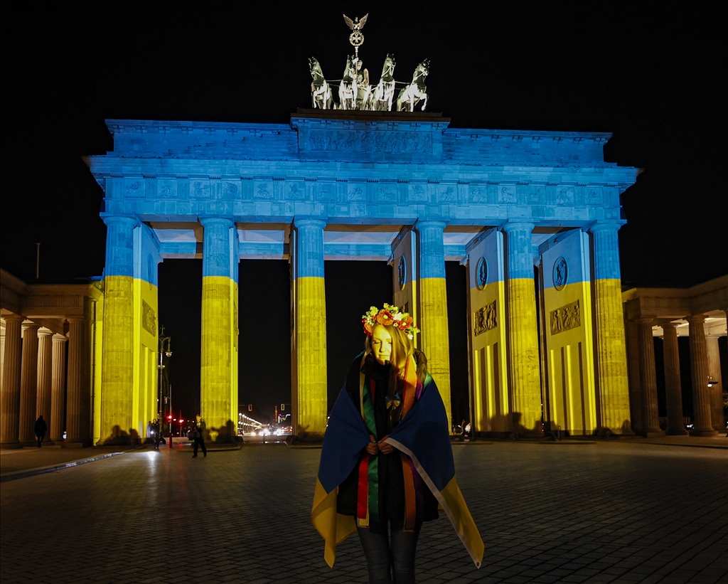 Berlin'deki Brandenburg Kapısı'na Ukrayna bayrağı yansıtıldı