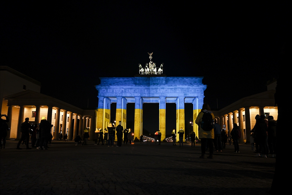 Berlin'deki Brandenburg Kapısı'na Ukrayna bayrağı yansıtıldı
