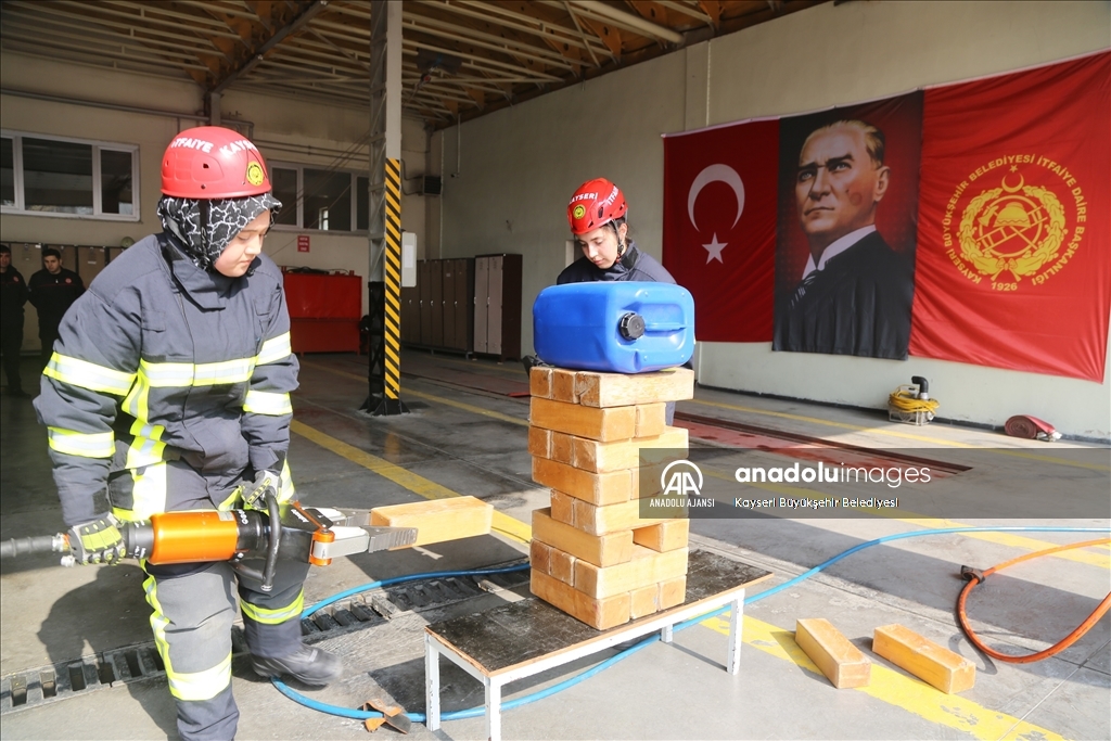 Kayseri'de stajyer itfaiyeciler eğitimden geçiyor