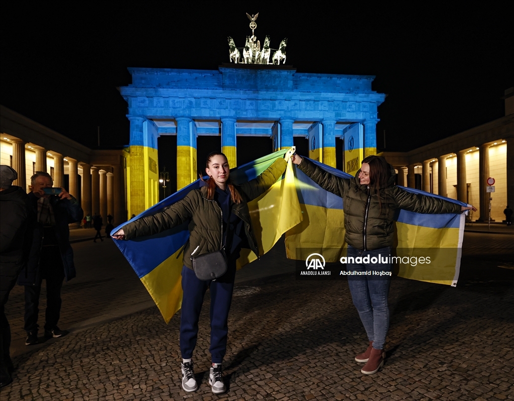 Berlin'deki Brandenburg Kapısı'na Ukrayna bayrağı yansıtıldı