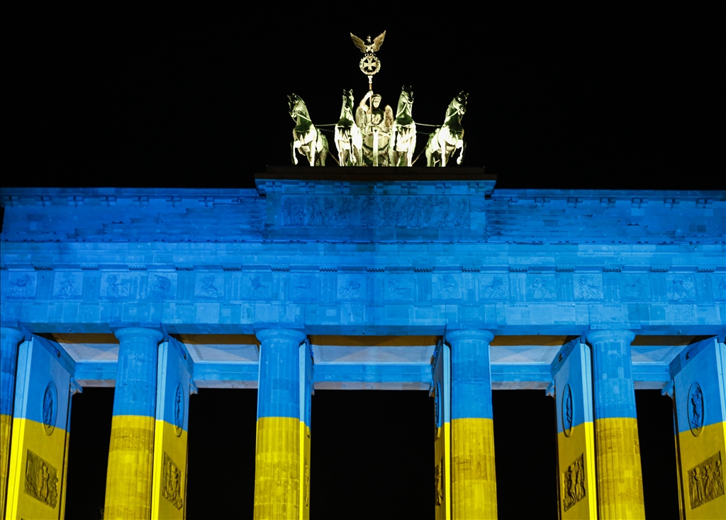 Berlin'deki Brandenburg Kapısı'na Ukrayna bayrağı yansıtıldı