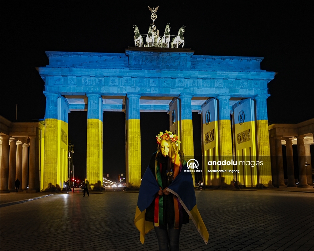 Berlin'deki Brandenburg Kapısı'na Ukrayna bayrağı yansıtıldı